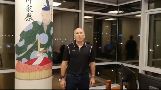 Lawyer Gad Benett in an explanatory clip for the young entrepreneurs